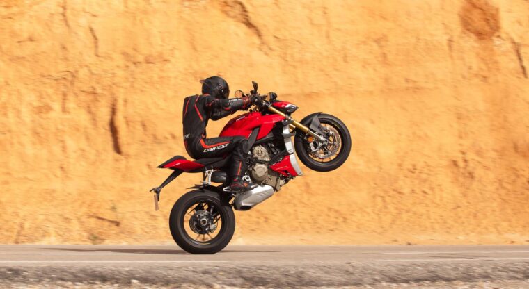 Ducati-Streetfighter-V4-S-2020-prueba-wheelie