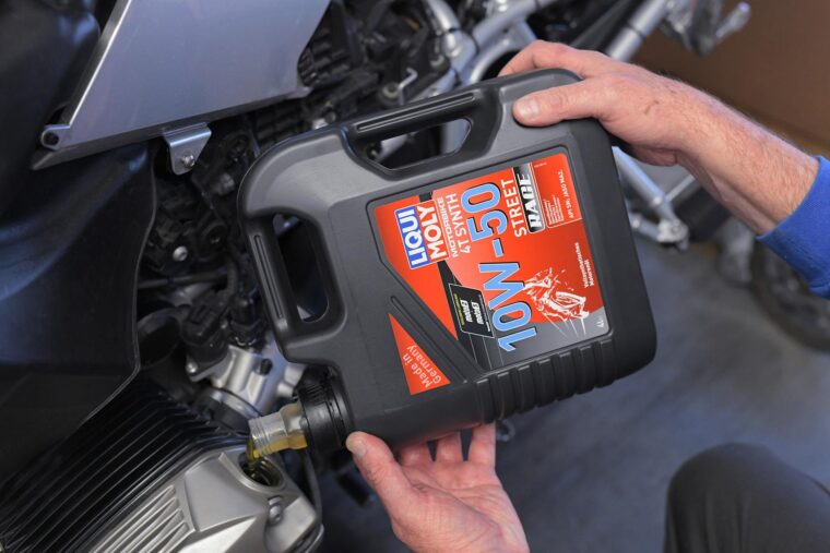 Consejos-moto-preparar-viaje-aceite-liqui-moly