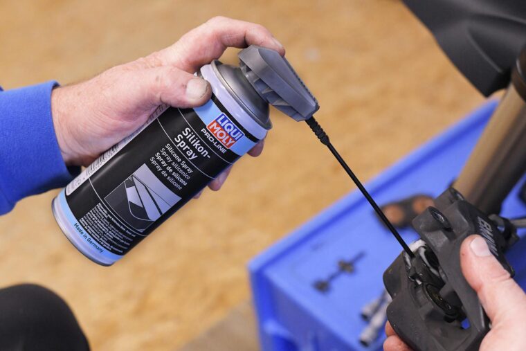 Consejos-moto-preparar-viaje-spray-liqui-moly