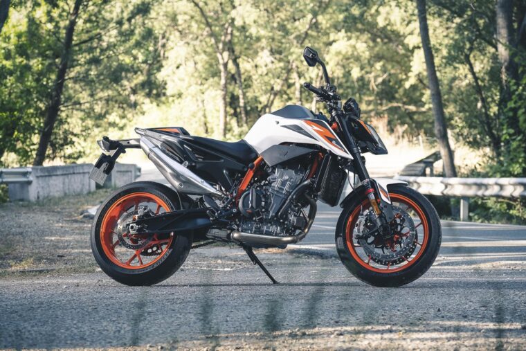 KTM 890 Duke R 2020 detalles 1