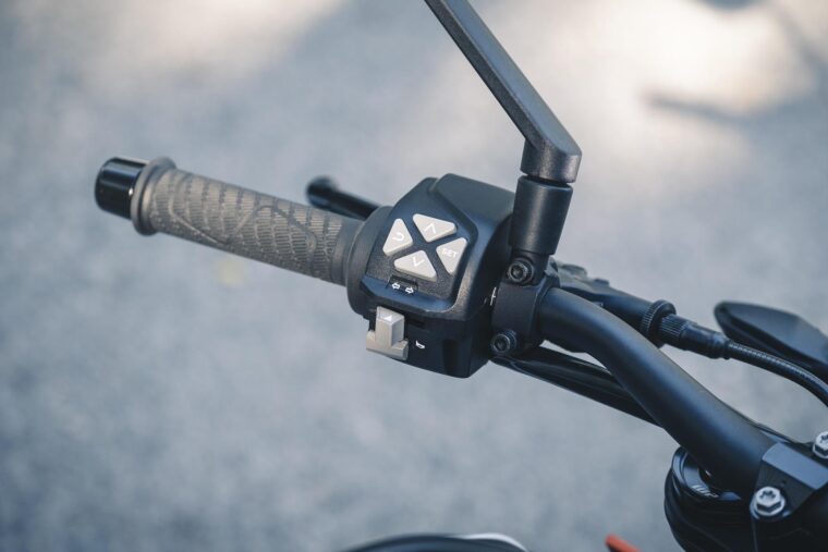 KTM-890-Duke-R-2020-detalles-10