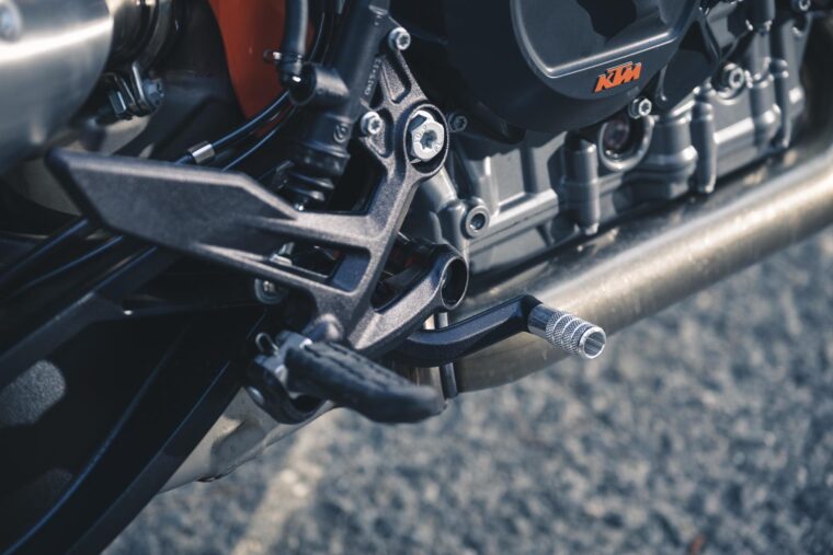 KTM-890-Duke-R-2020-detalles-20