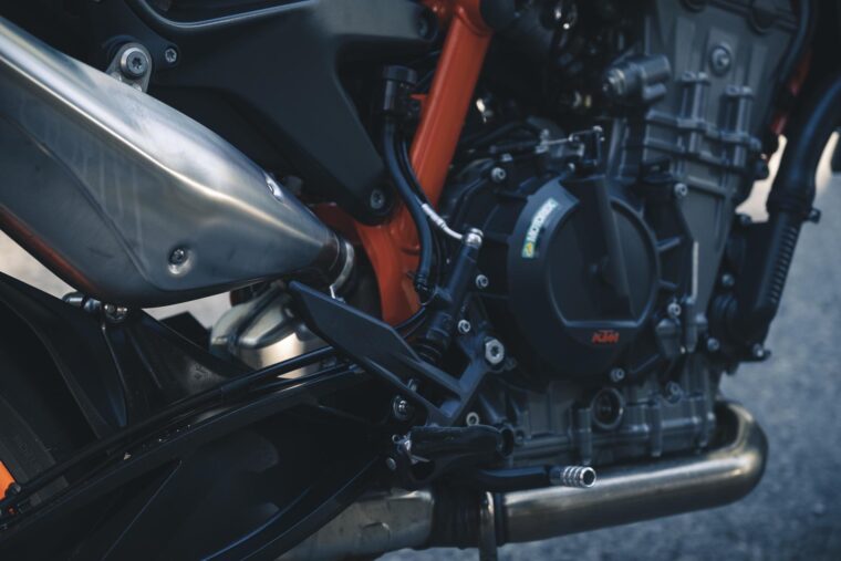 KTM-890-Duke-R-2020-detalles-21