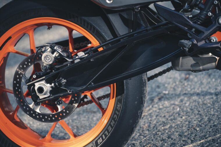 KTM-890-Duke-R-2020-detalles-23