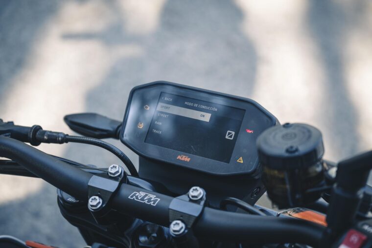 KTM-890-Duke-R-2020-detalles-28