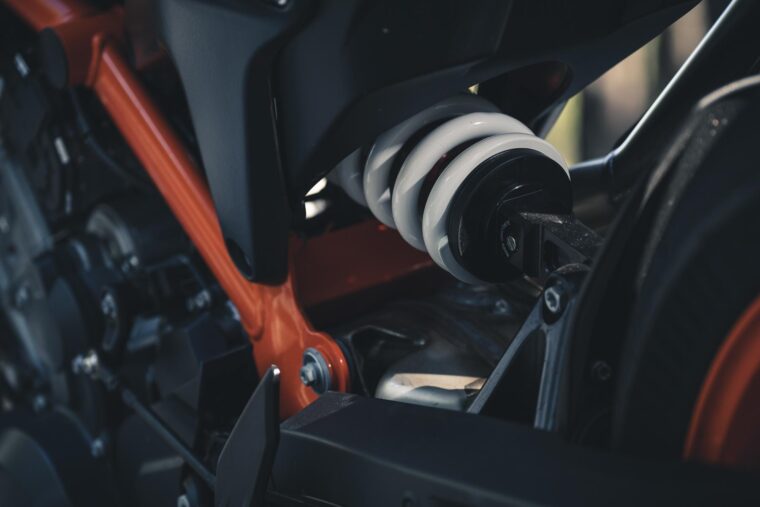 KTM-890-Duke-R-2020-detalles-31