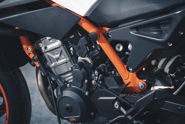 KTM-890-Duke-R-2020-detalles-32