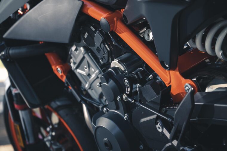KTM-890-Duke-R-2020-detalles-33
