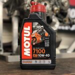 Aceite de moto: Tipos y grupos (mineral, sintético, PAO, Ester)