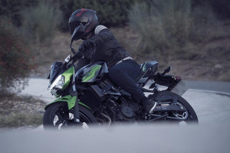 Yamaha-MT-03-2020-vs-Kawasaki-Z400-2020-prueba-28