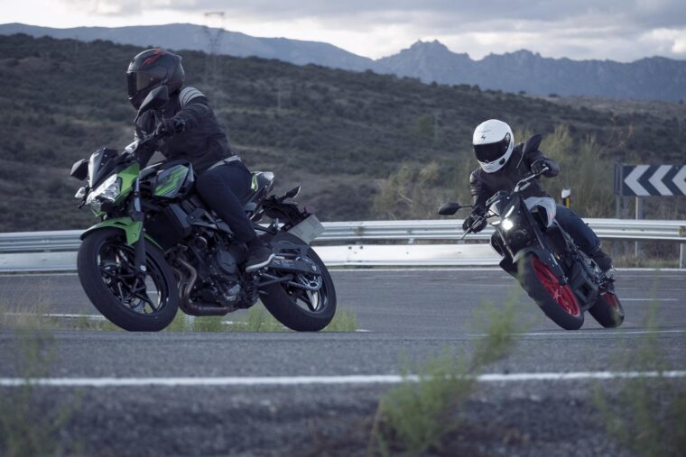 Yamaha-MT-03-2020-vs-Kawasaki-Z400-2020-prueba-7