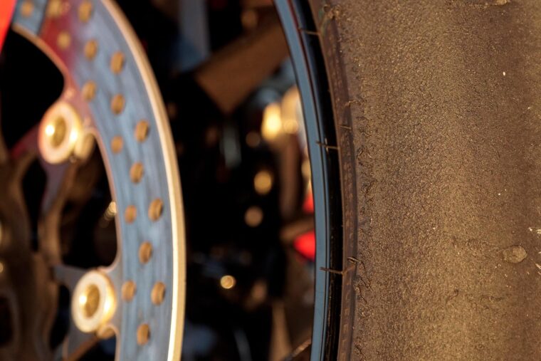 Dunlop-GP-Racer-D212-slick-prueba-6