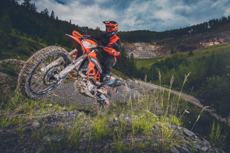 KTM-690-Enduro-R-2021-accion-2