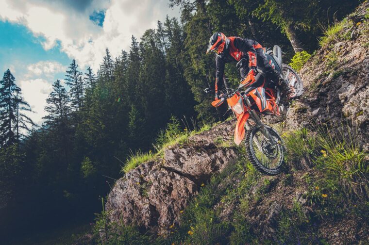 KTM-690-Enduro-R-2021-accion-3