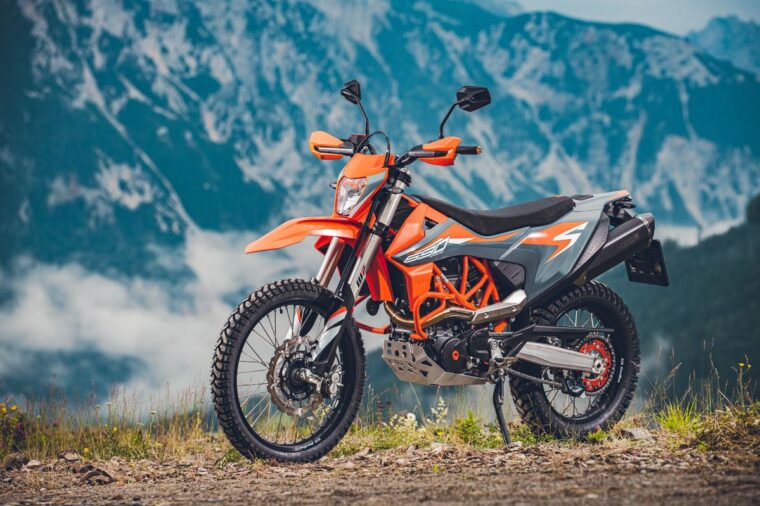 KTM-690-Enduro-R-2021-accion-4