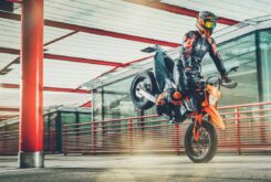 KTM 690 SMC R 2021 3 KTM 690 SMC R 2021 accion 2