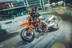 KTM 690 SMC R 2021 2 KTM 690 SMC R 2021 accion 3