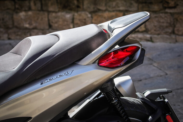 Piaggio-Beverly-300-2021-estaticas (29)