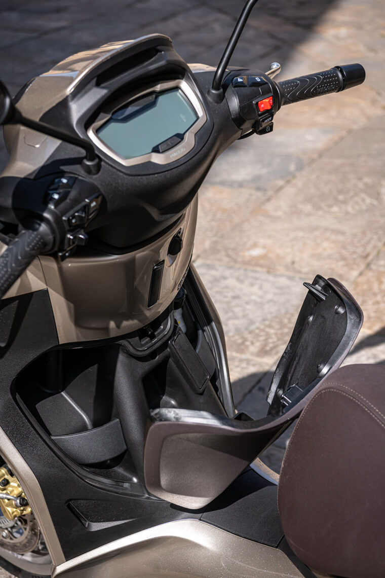 Piaggio-Beverly-300-2021-estaticas (59)