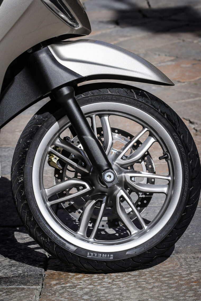 Piaggio-Beverly-300-2021-estaticas (8)