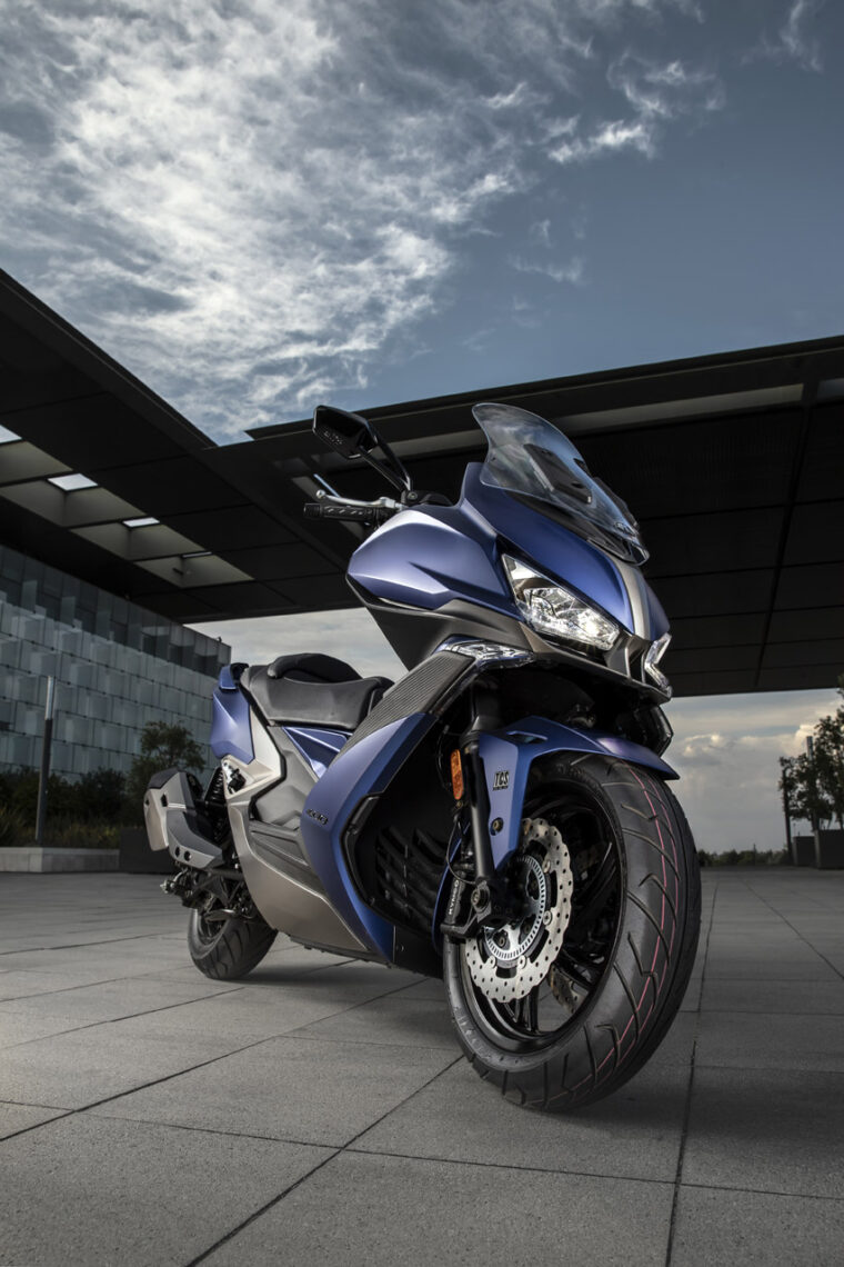 KYMCO-Xciting-S-400-2021-ambiente (6)
