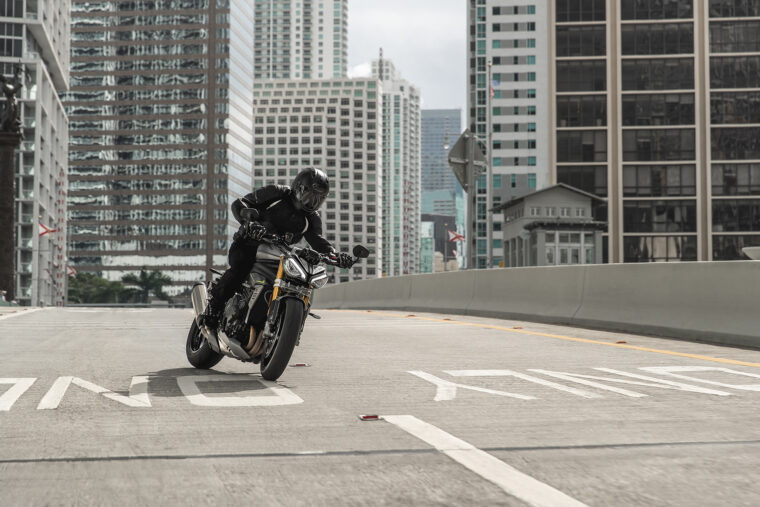 Triumph-Speed-Triple-1200-RS-accion-12