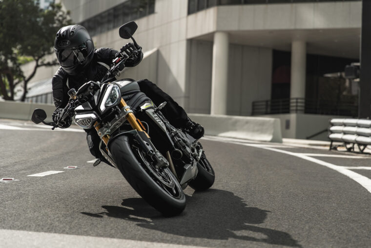 Triumph-Speed-Triple-1200-RS-accion-13