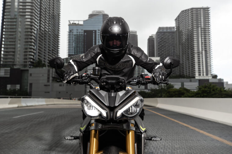 Triumph-Speed-Triple-1200-RS-accion-14