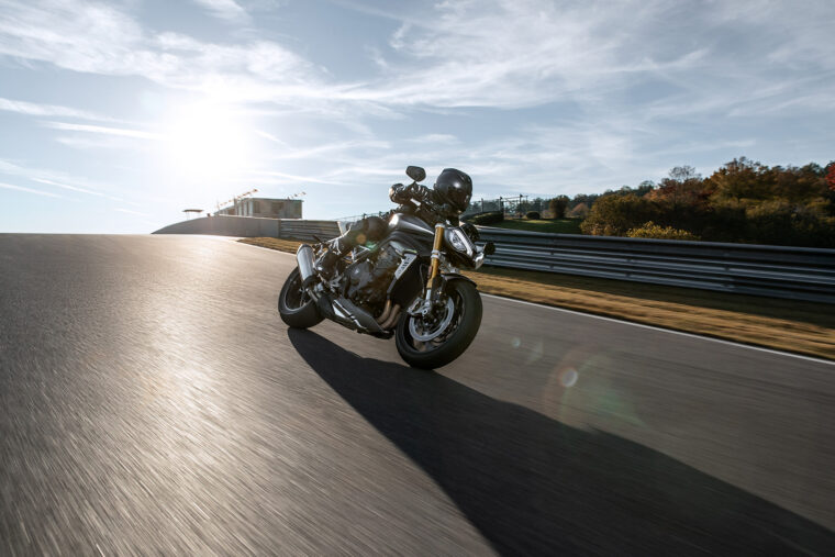 Triumph-Speed-Triple-1200-RS-accion-4