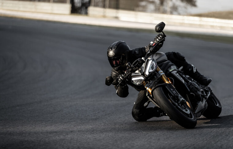 Triumph-Speed-Triple-1200-RS-accion-5