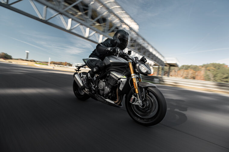 Triumph-Speed-Triple-1200-RS-accion-6