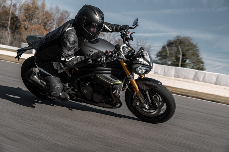 Triumph-Speed-Triple-1200-RS-accion-7