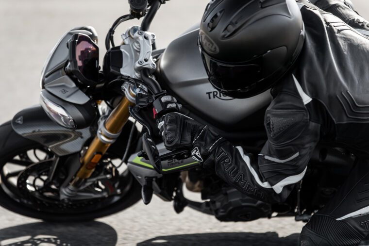 Triumph-Speed-Triple-1200-RS-accion-8