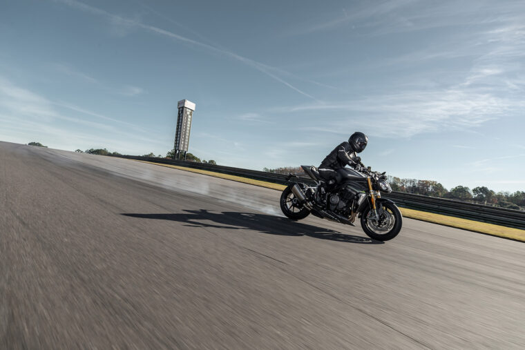 Triumph-Speed-Triple-1200-RS-accion-9