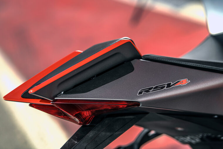 Aprilia-RSV4-2021-asiento-acompañante