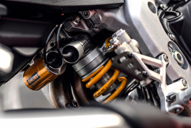 Aprilia-RSV4-Factory-2021-amortiguador-Ohlins