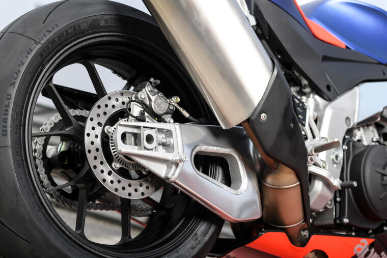 Aprilia-RSV4-Factory-2021-basculante