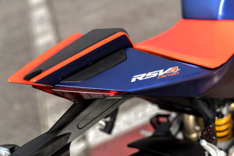 Aprilia-RSV4-Factory-2021-colin