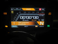 Aprilia RSV4 Factory 2021 display modo Race