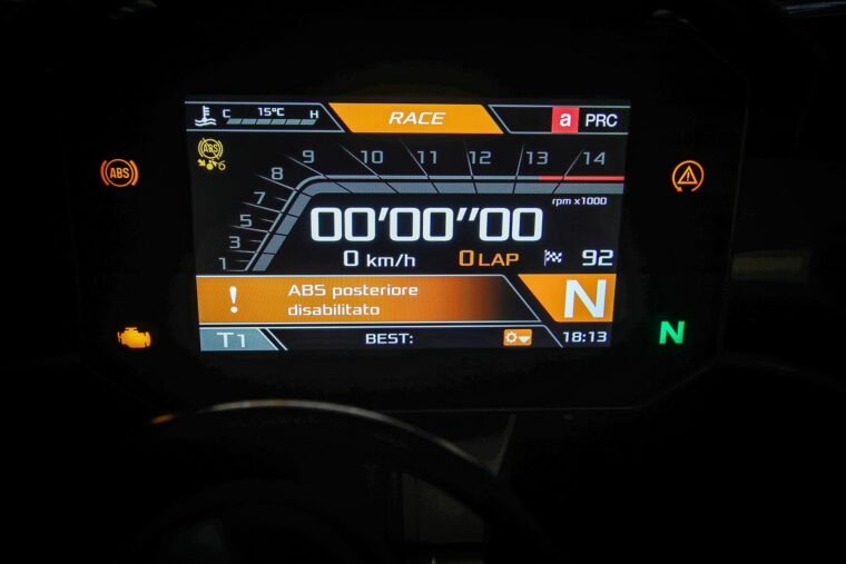 Aprilia-RSV4-Factory-2021-display-modo-Race