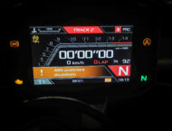 Aprilia RSV4 Factory 2021 display modo Track 2