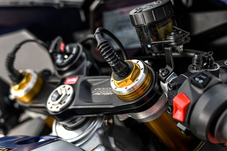 Aprilia-RSV4-Factory-2021-horquilla-Ohlins-electronica