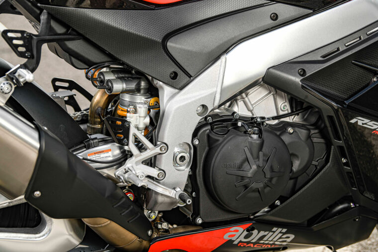 Aprilia-RSV4-Factory-2021-motor