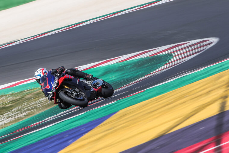 Aprilia-RSV4-Factory-2021-prueba-11