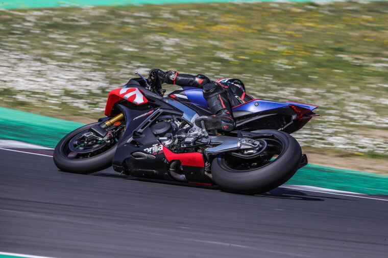 Aprilia-RSV4-Factory-2021-prueba-14