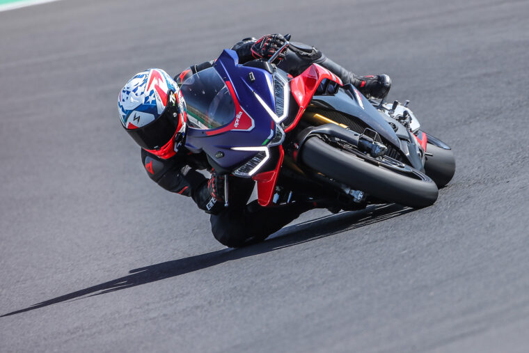 Aprilia-RSV4-Factory-2021-prueba-18