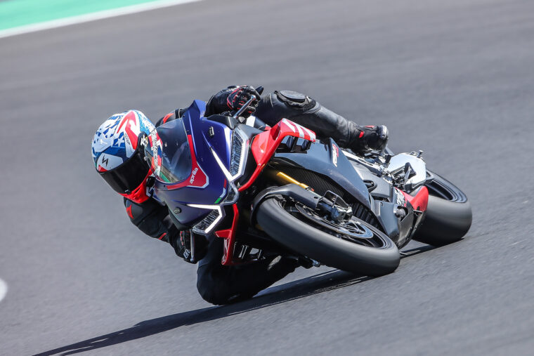 Aprilia-RSV4-Factory-2021-prueba-20