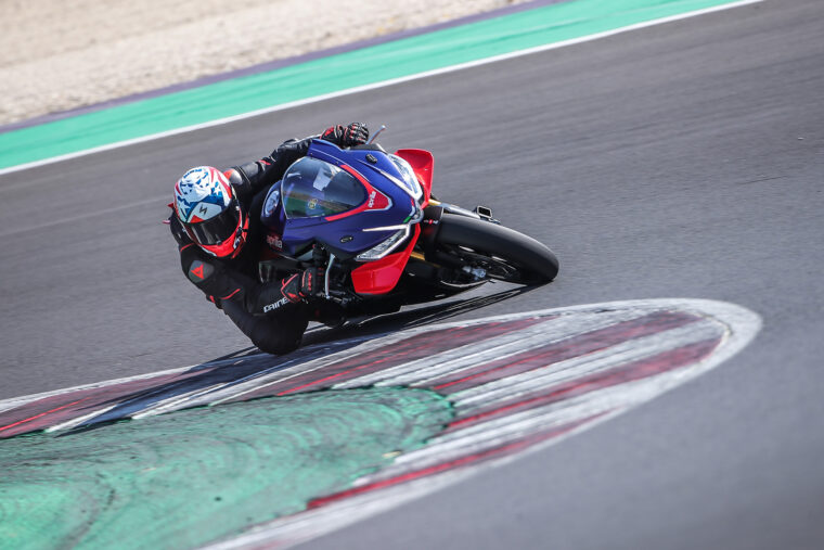Aprilia-RSV4-Factory-2021-prueba-23
