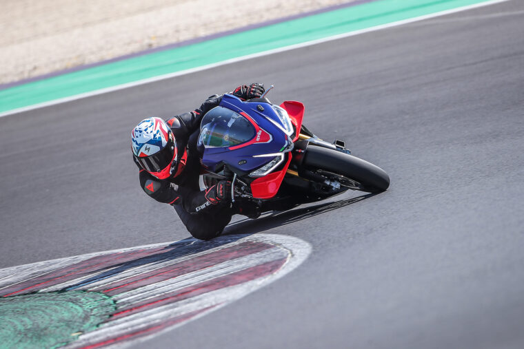 Aprilia-RSV4-Factory-2021-prueba-25