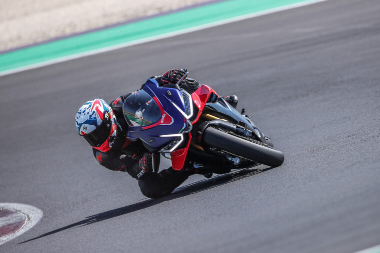 Aprilia-RSV4-Factory-2021-prueba-27